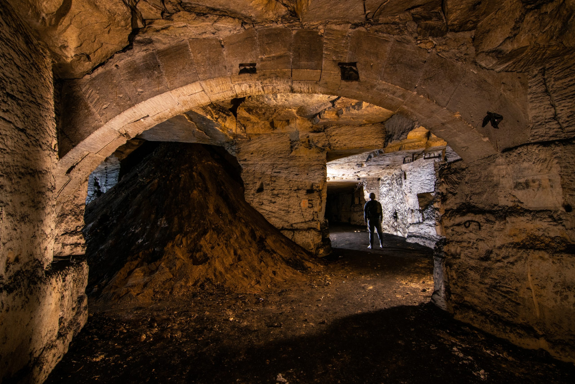 Puits comblé et roulage dans une carrière de calcaire.